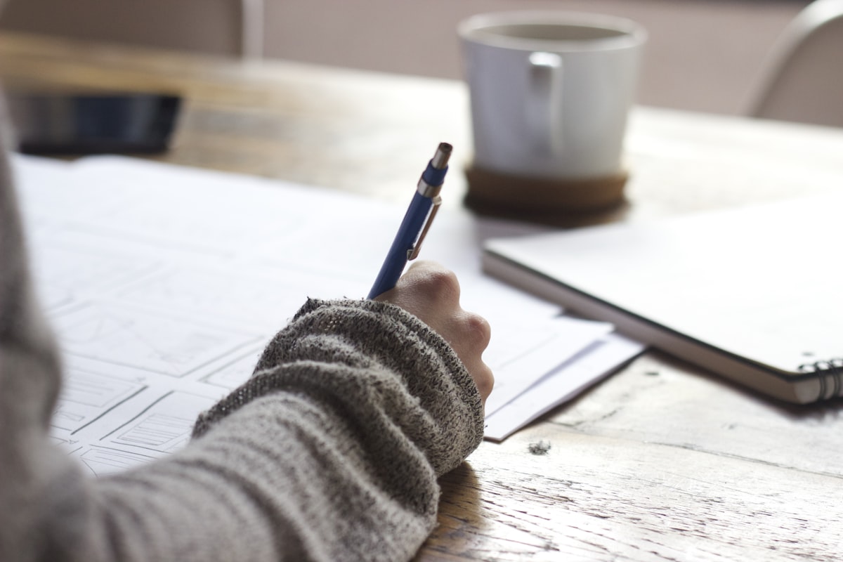 Tiener die zelfstandig huiswerk maakt aan bureau