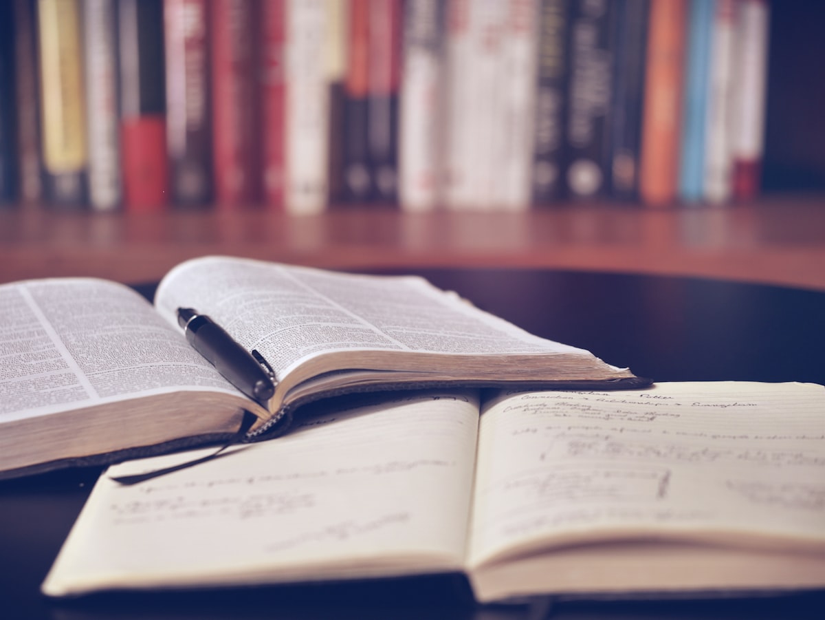 Weekplanning op bureau voor middelbare scholier