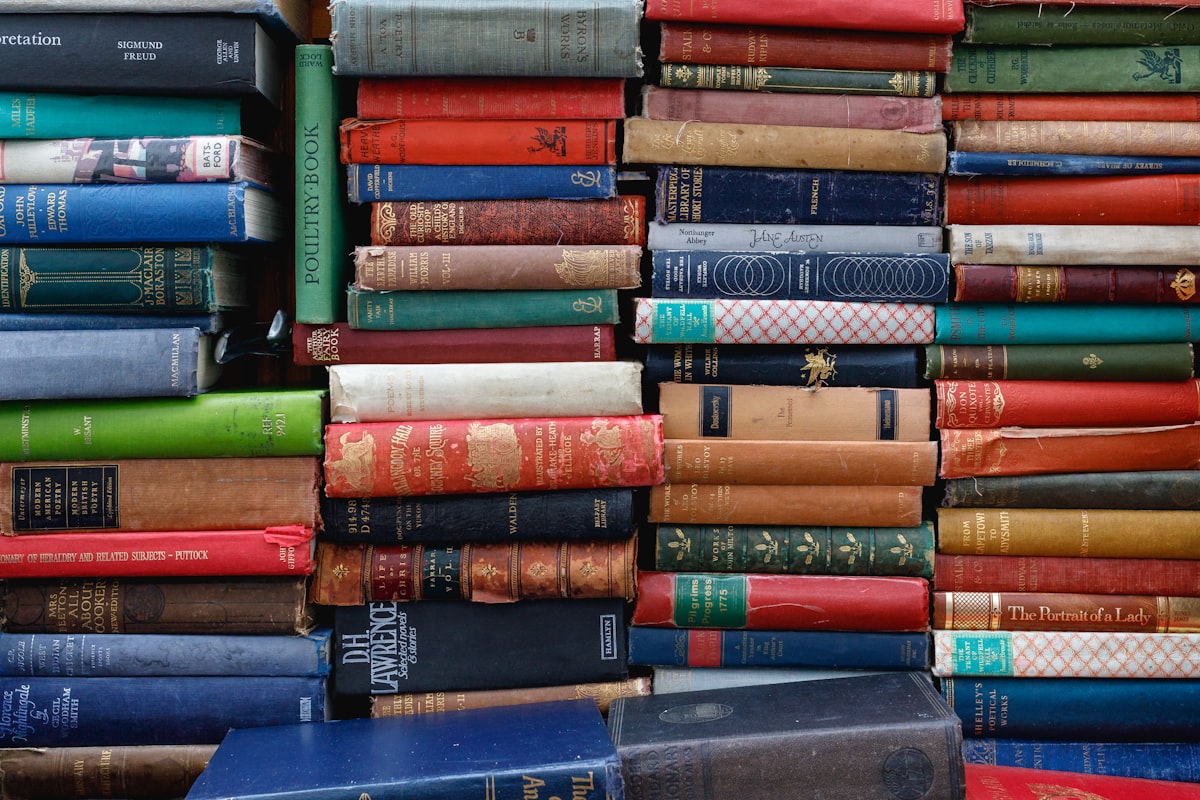 Stapel schoolboeken voor de middelbare school klaar voor het nieuwe schooljaar