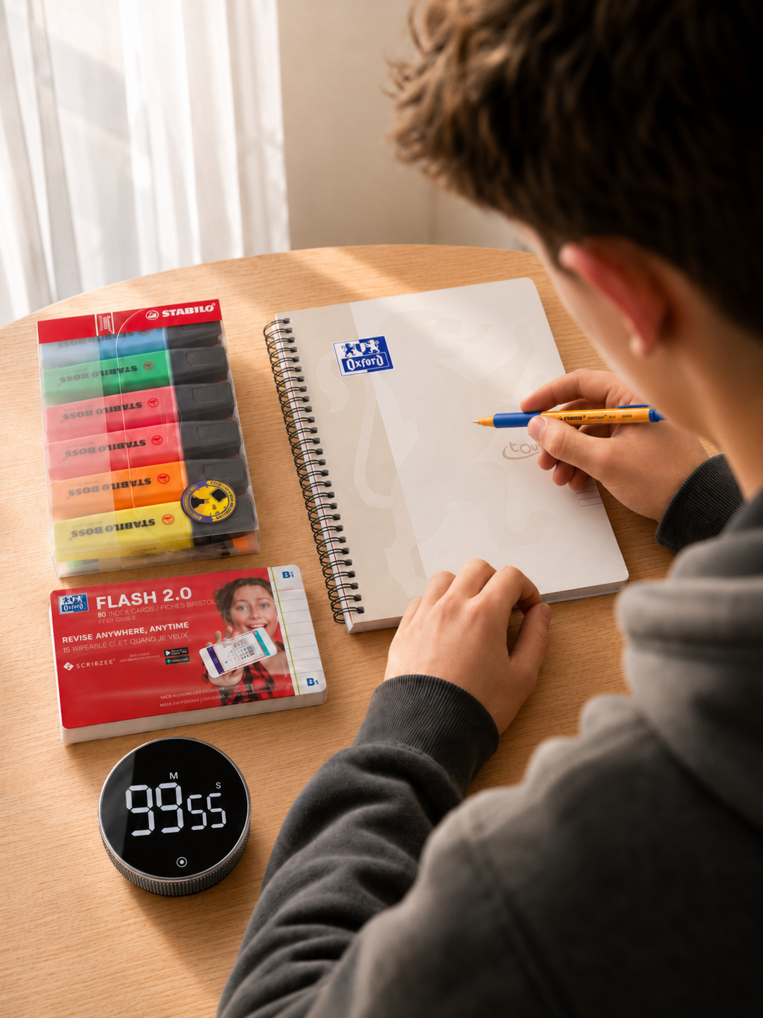 Compleet schoolpakket voor de middelbare school — planner, schriften, STABILO markeerstiften en studieklok op studeerbureau